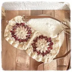 お花模様のグラニースクエアフリルポシェット　かぎ針編み　編み物　毛糸バッグ