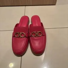 サルヴァトーレフェラガモ　フラットシューズ　ピンク　ゴールド金具