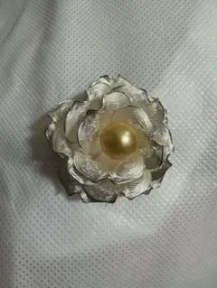 花の形状のブローチ 真珠付き　バラ、薔薇、シルバー、ダイヤ0.02刻印有り