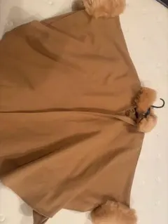 ファー付きベージュケープコート