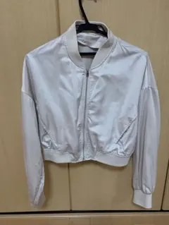 ZARAホワイト サテン ブルゾン　クロップド丈