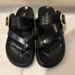 ZARA トングサンダル ブラック ゴールドバックル 35のサムネイル