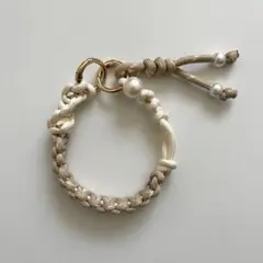 【ハンドメイド商品】スマホハンドストラップ ベージュ パール パラコード