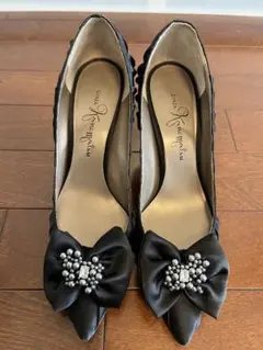 銀座カネマツ黒サテンリボンビジュー付きヒール7センチ