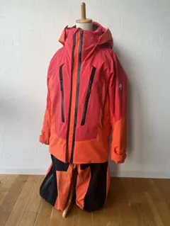 DESCENTE デサント　スキーウェアデモモデル(上Mサイズ、下Ｌサイズ)
