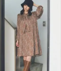 【美品】Andemiu ボウタイ付き プリーツミニワンピース ブラウンのサムネイル