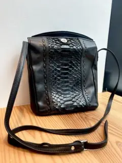◆ヘビ柄×レザーの高級感があり使い勝手抜群なショルダーバッグ