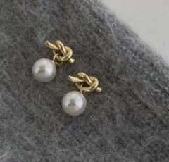 パール　　リボン　ピアス 白　ホワイト　結婚式　上品 韓国　ウエディング　高見え