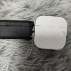 AVIOTワイヤレスイヤホンと黒のワイヤレスイヤホンセット