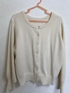 アイボリー ボタン付きニットカーディガン