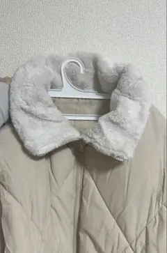 ファー付きベージュダウンジャケット