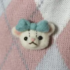 羊毛フェルト　水色リボンのしろくまちゃんブローチ