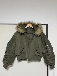 ファー付きオリーブクロップドMA-1ジャケット