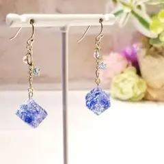 905.スワロ入り♡ キューブ型レジンピアス♡