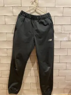 New Balance ブラックパンツ (穴あり)