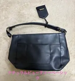 美品　ナチュラルビューティーベーシック　黒い合成皮革ショルダーバッグのサムネイル