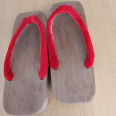 赤い鼻緒の木製下駄（黒花柄下駄と合わせて1300円）