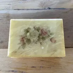 花柄クリーム色小物入れ