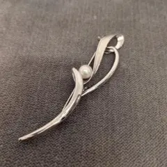 パール流線型ブローチ