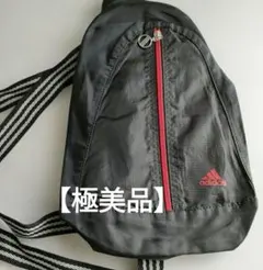 ​【極美品】アディダス ボディバッグ ワンショルダー 黒×赤 三本ライン