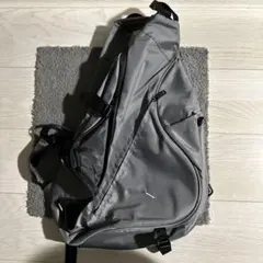 グレー スリングバッグ