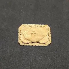 ヴィンテージ 彫刻ブローチ 蓮 モチーフ 天然素材風