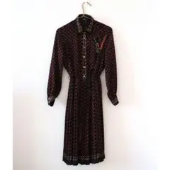 古着 昭和レトロ モダン総柄 羽根デザイン 黒 赤 プリーツワンピース L