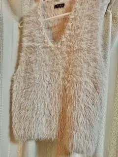 ベージュ パール装飾 ファー風ニットベスト