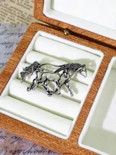馬のシルエット ブローチ シルバー色【新品】