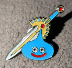 ドラゴンクエスト11 スライム＆ロトの剣 スタンプラリー達成特典 ピンバッジのサムネイル