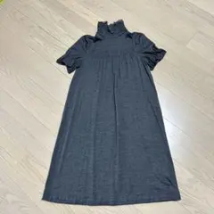 【美品】組曲　ダークグレー 半袖 フリルネック ひざ丈ワンピース