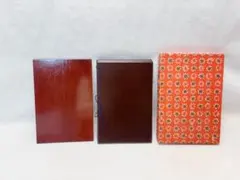 未使用 茶道具 桐木地溜塗 器据 と溜塗 和敬板 小羽根 うぐいす針4点 元箱 茶道具 茶箱道具 和敬板 溜塗 器据 溜塗セット＋小羽根とウグイス 4点