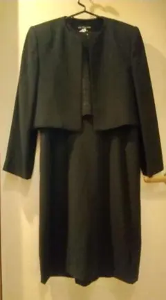お買い得！ブラックワンピーススーツ（ジャケット付き）
