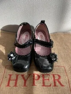 4女の子20.0センチ　黒のフラワー付きのフォーマルシューズ　入学式にも