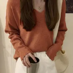 オレンジ キャラメル　Vネックニット 袖ボタン