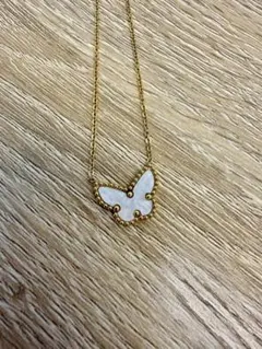 【美品】バタフライモチーフ ネックレス（ゴールド×ホワイト）マザーオブパール風