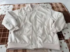 クリーム色 ジッパーポケット付きブルゾン