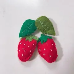 いちご　ブローチ　ハンドメイド　フェルト