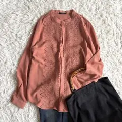 アーバンリサーチロッソ　1,3万　スタンドセンターレースブラウス　コーラル系 URBAN RESEARCH ROSSO - アーバンリサーチロッソ 1,3万 スタンド