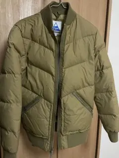 ベージュ ダウンジャケット