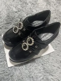 NOÉMI ビジュー付きブラック厚底ローファー