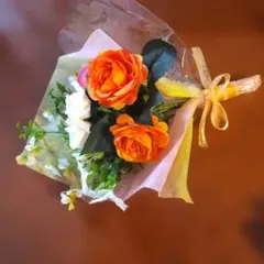 オレンジとピンクの造花ブーケ