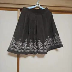 ダークブラウン スエード生地フレアスカート 花柄刺繍