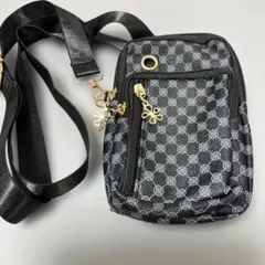 【新品未使用】便利スマホショルダーバッグ4カ所のファスナーポケット有り裏ベルト付