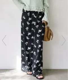 新品試着のみ【Kastane】ドットフラワーパンツ　ブラックのサムネイル