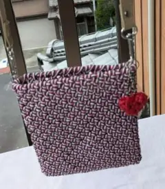 幾何学模様の赤と白のサコッシュ