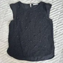 黒のレースノースリーブトップス