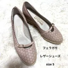 Ferragamo ピンク　スカラップ パンプス ウェッジ パンチング　22.5のサムネイル