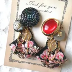 チェーン　ビジュー　ボタン　刺繍リボン　イヤリング　ピアス　ヴィンテージ　黒　赤