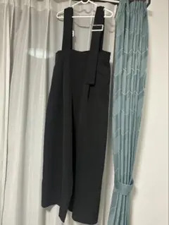 黒いサロペット・オーバーオール